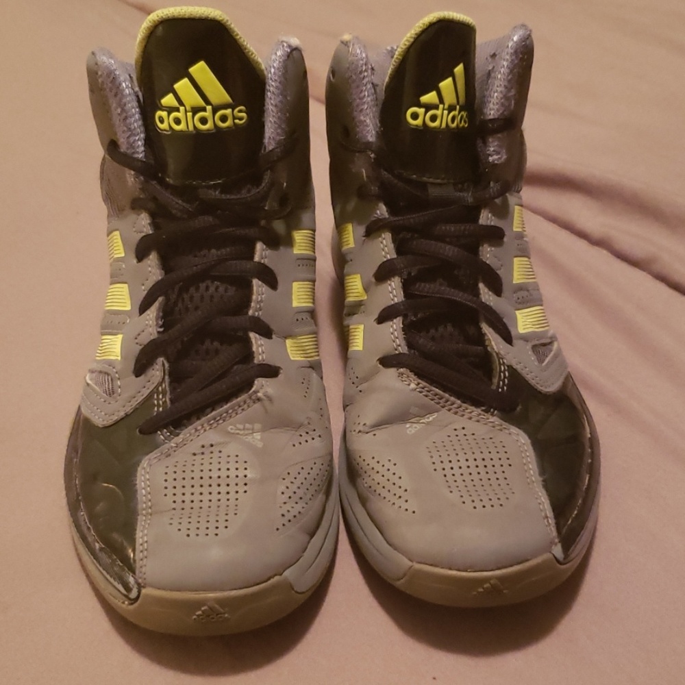 Boys Adidas size 5 shoes